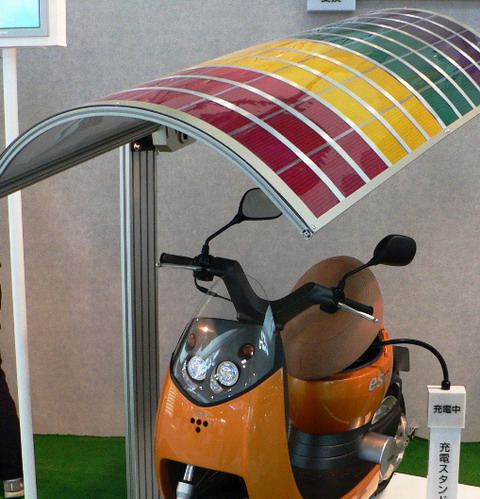 TDK現(xiàn)場(chǎng)演示配備在車(chē)棚上發(fā)電的柔性色素增感型太陽(yáng)能電池