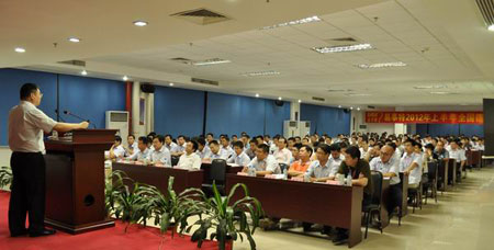 公司董事長何思模教授在會上介紹公司情況