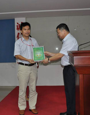 何思模董事長向獲獎者頒獎