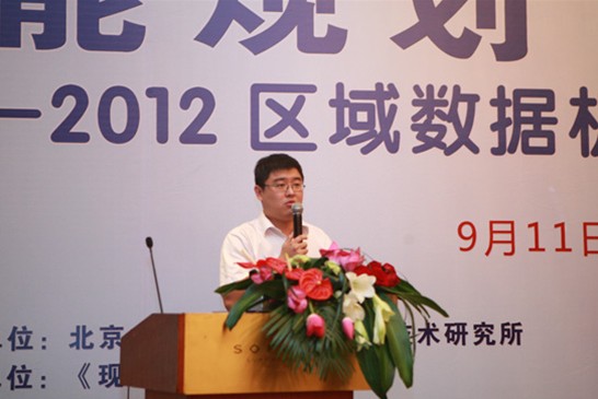 中達(dá)電通工程師正在介紹臺達(dá)InfraSuite數(shù)據(jù)中心解決方案