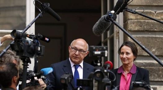 法國生態、可持續發展及能源部部長賽格琳·羅亞爾(Segolene Royal)(圖右)與財政部長米歇爾·薩潘(Michel Sapin)共同接受記者采訪