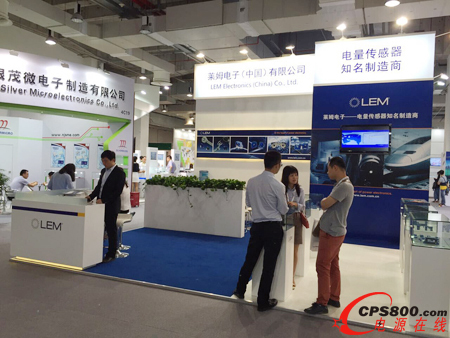 萊姆電子展區技術支持人員正在講解萊姆展品