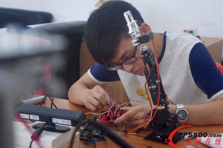 團(tuán)隊(duì)成員王長磊用TI MSP430試驗(yàn)